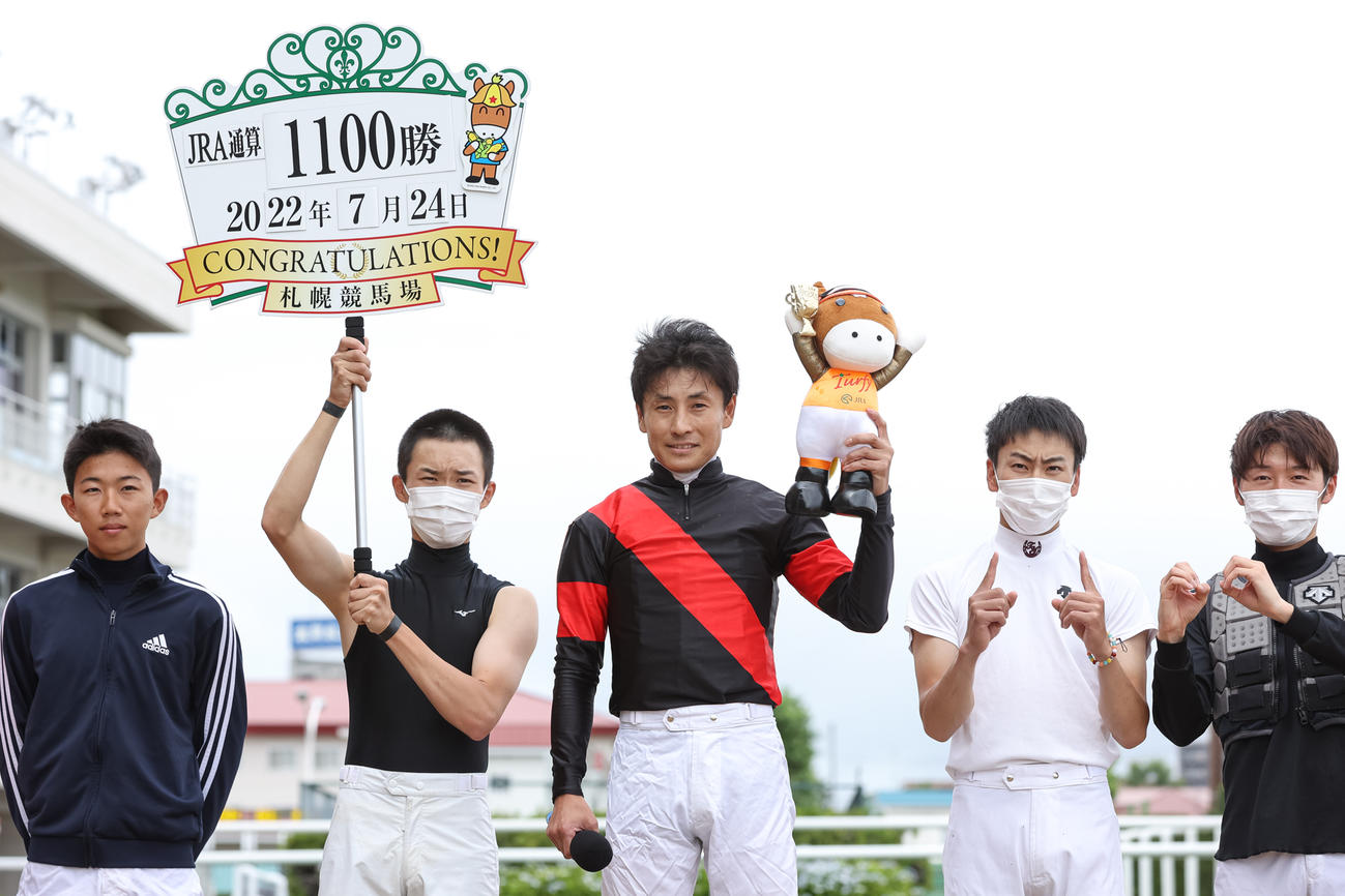 函館5RでJRA通算1100勝を達成した吉田隼人騎手（中央）（撮影・村野早祐）