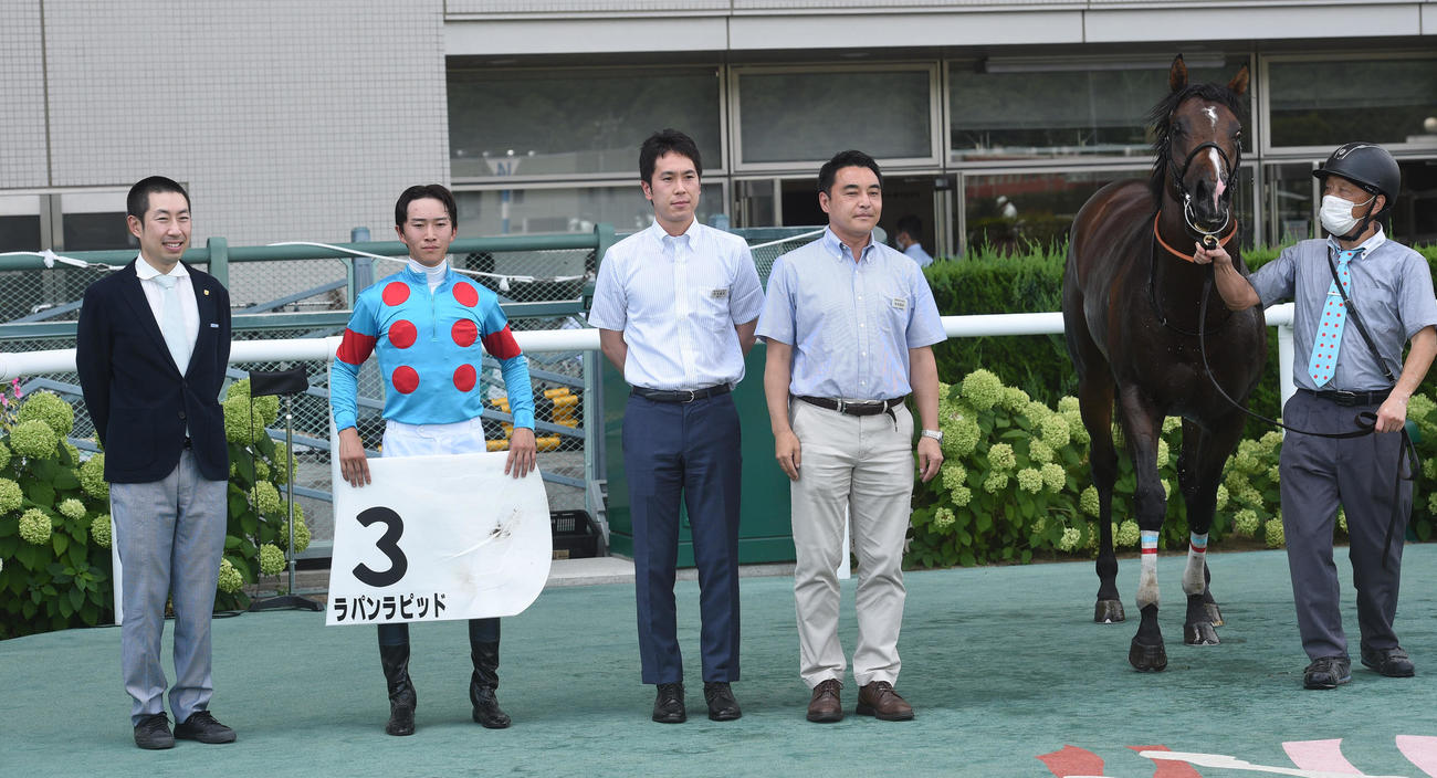 福島5R　新馬戦を制したラパンラピッド、左から武井調教師、菅原騎手、1人置いて米本シルクレーシング代表（撮影・柴田隆二）