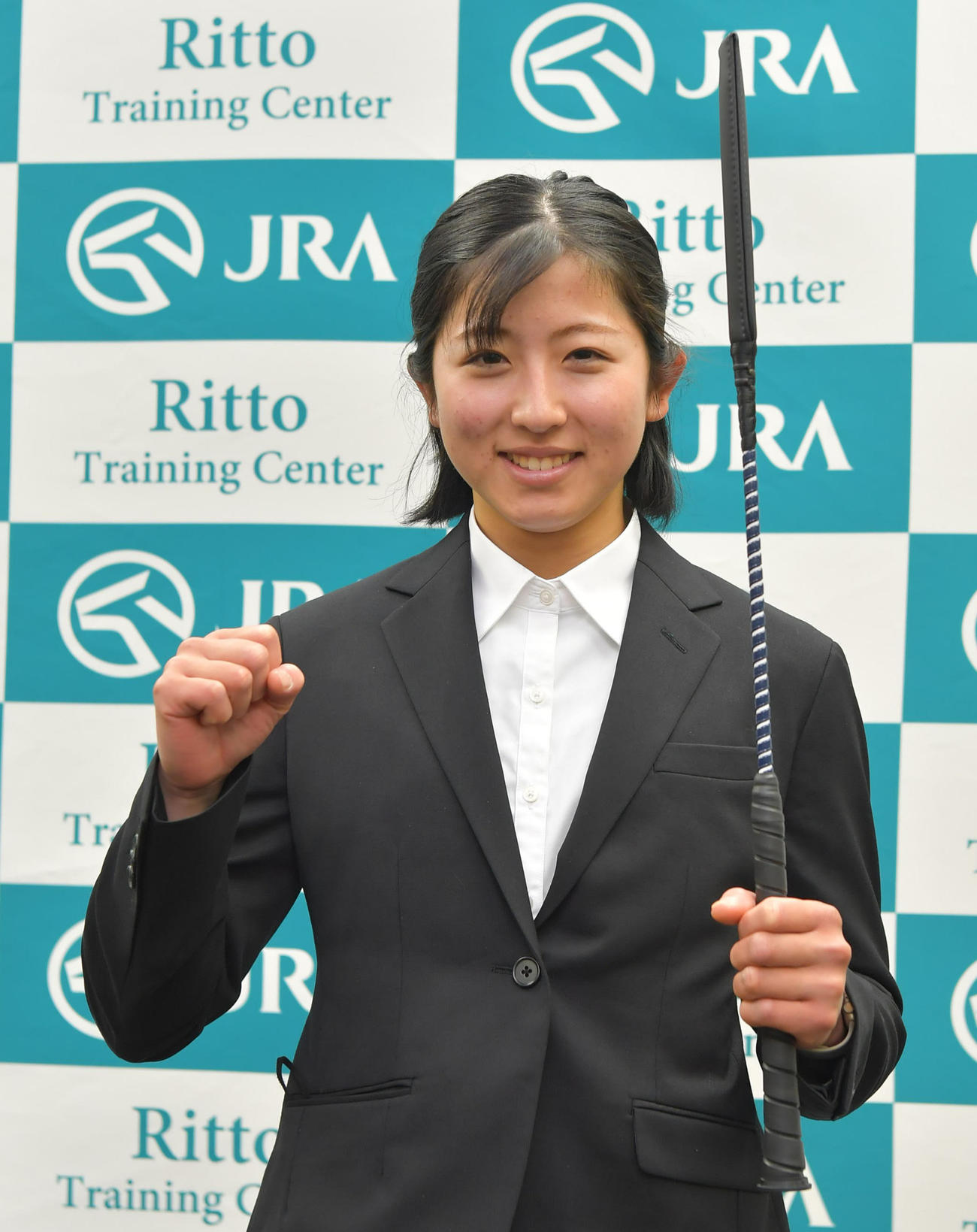 笑顔でガッツポーズするルーキーの今村騎手