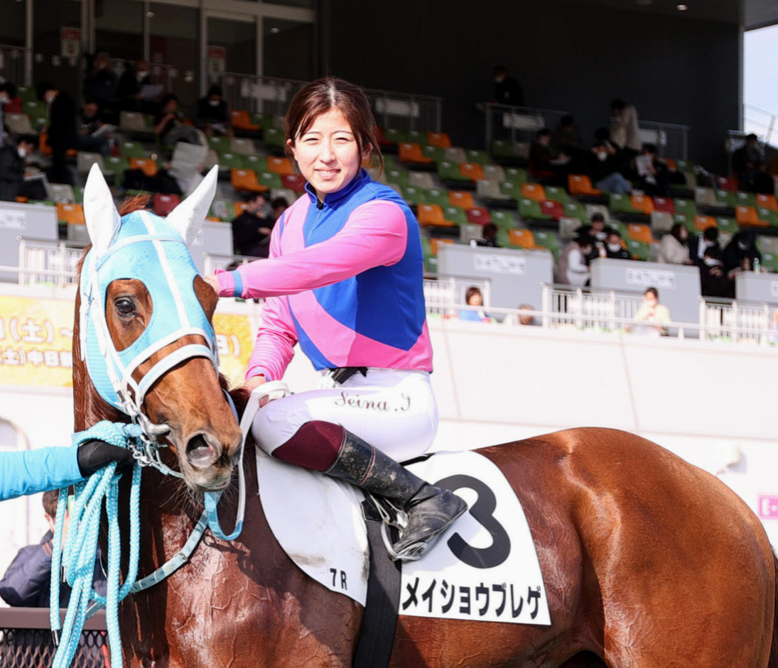 記念撮影するメイショウブレゲと今村騎手（撮影・上山淳一）