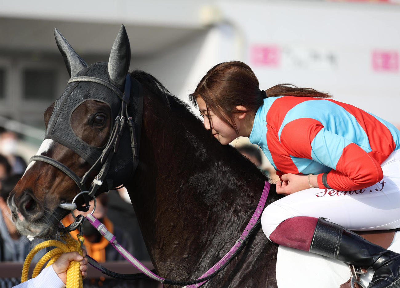勝ったマジックスピーチにキスをする今村聖奈騎手（撮影・白石智彦）