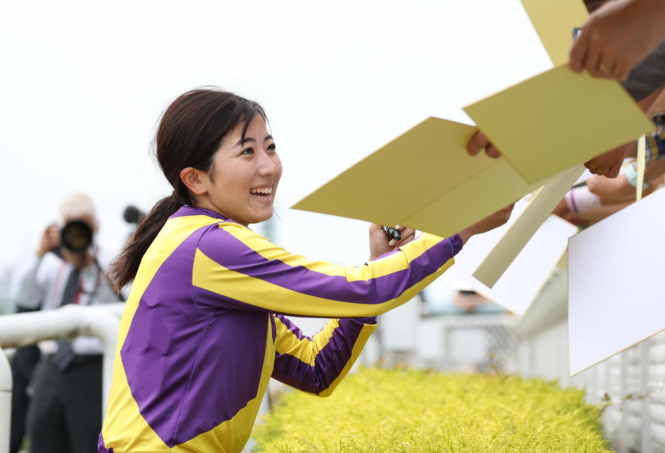 阪神1R、復帰後初勝利を挙げファンにサインする今村騎手（撮影・白石智彦）