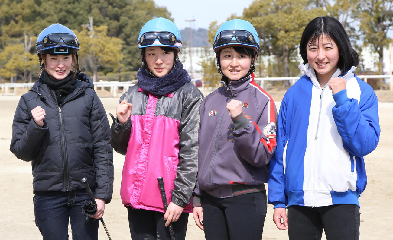 集合写真に納まる（左から）藤田菜七子騎手、永島まなみ騎手、古川奈穂騎手、今村聖奈騎手