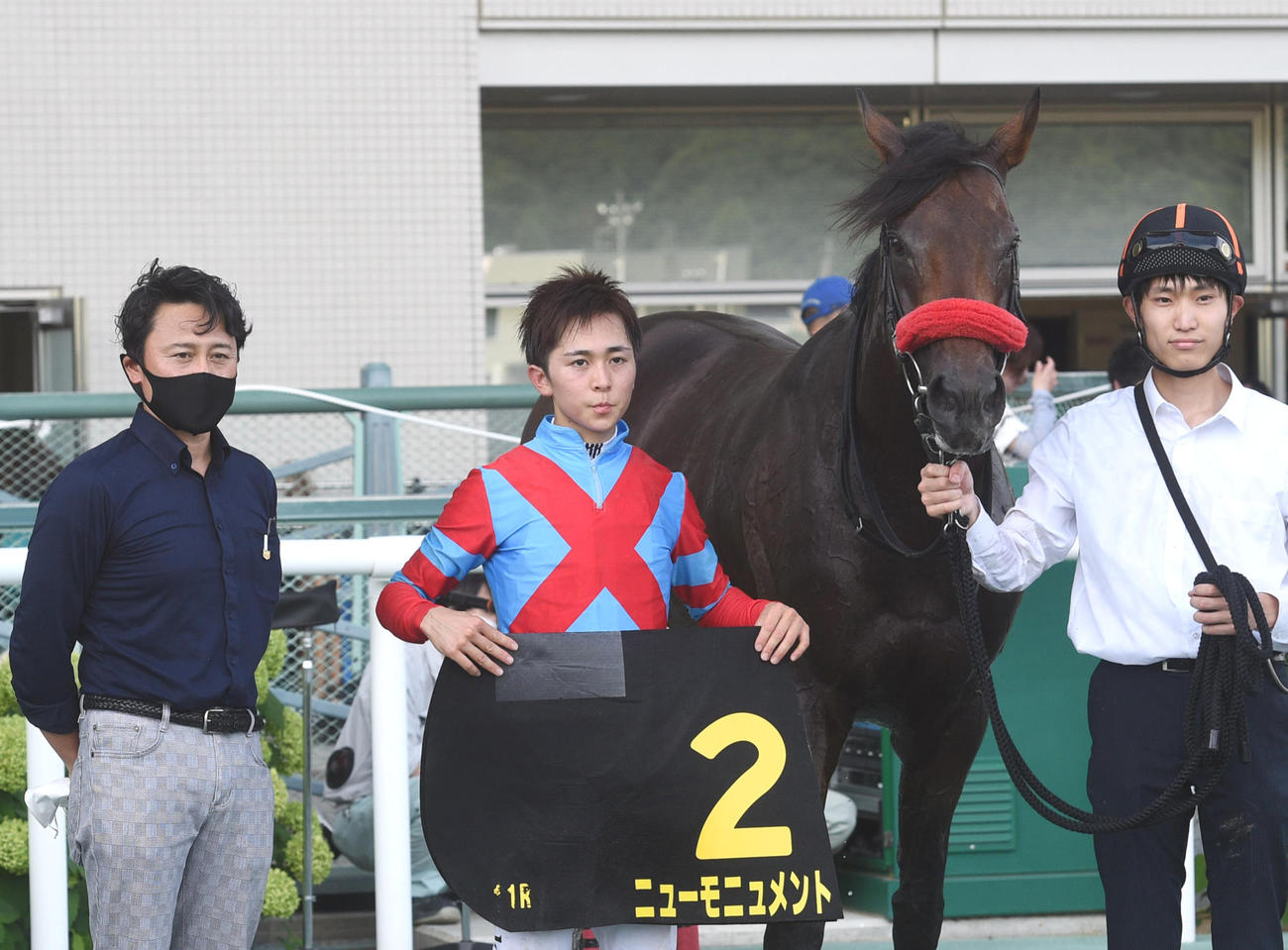 ニューモニュメントでジュライSを制し口取りに臨む、左から小崎調教師、小崎騎手（撮影・柴田隆二）