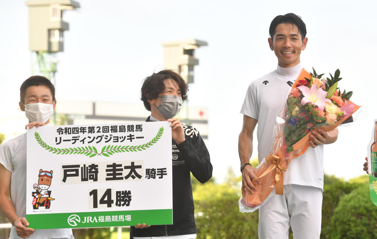 夏の福島リーディングジョッキーに輝いた戸崎騎手（右）、左から菊沢騎手、松岡騎手（撮影・柴田隆二）