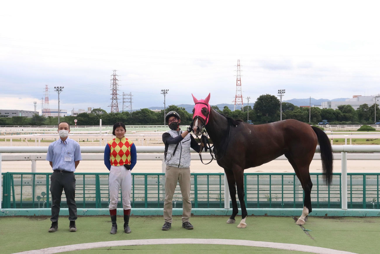 六甲山特別を勝利し、口取り写真に臨む今村聖奈騎手（左から2人目）