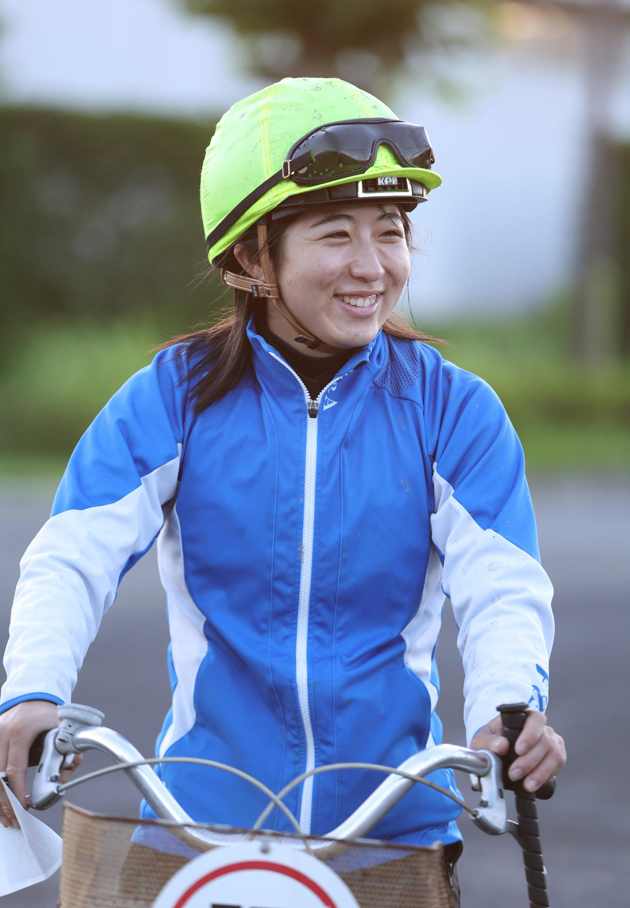 自転車に乗り調教に向かう今村騎手（撮影・白石智彦）