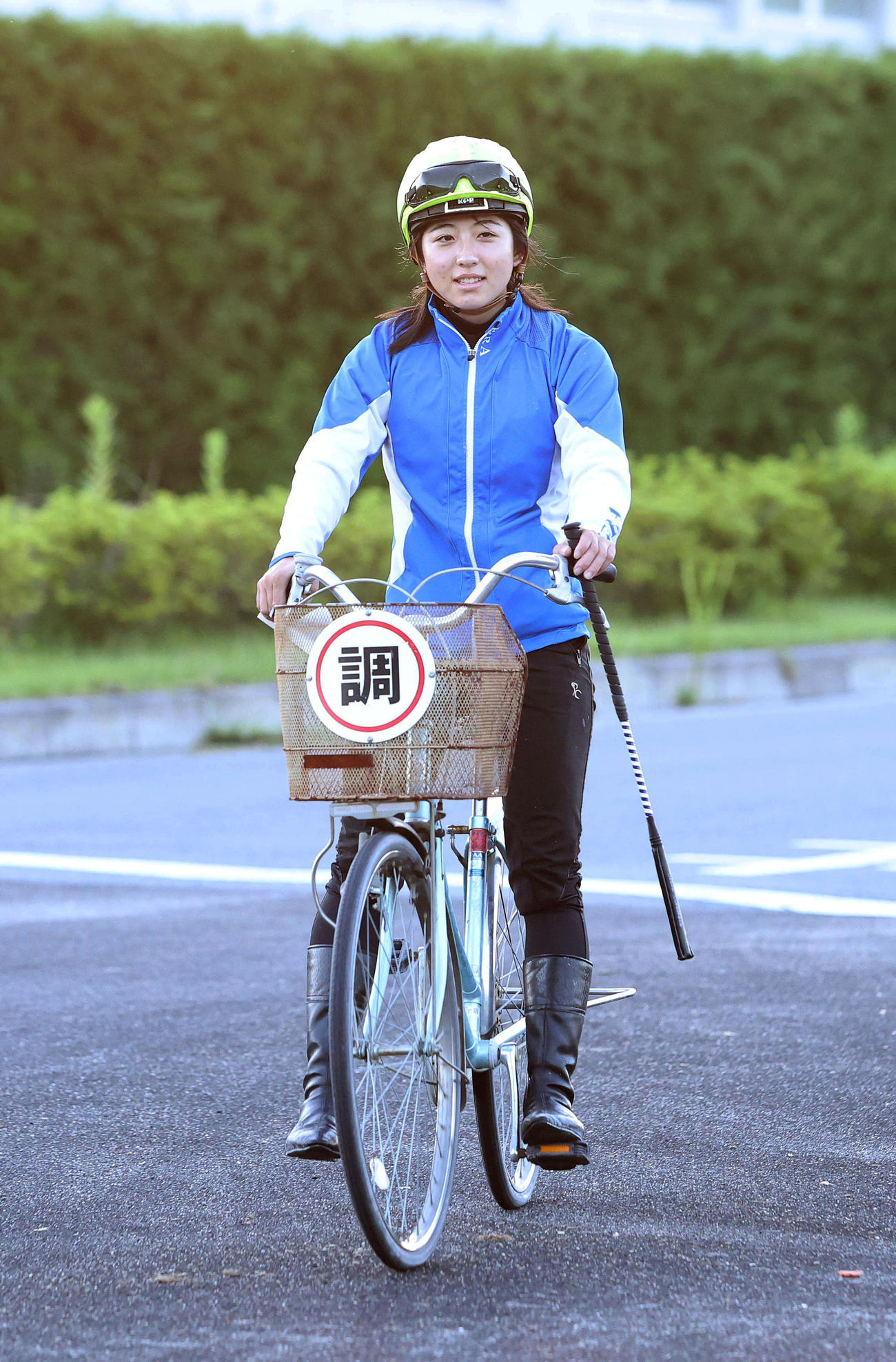 自転車に乗り調教に向かう今村騎手（撮影・白石智彦）