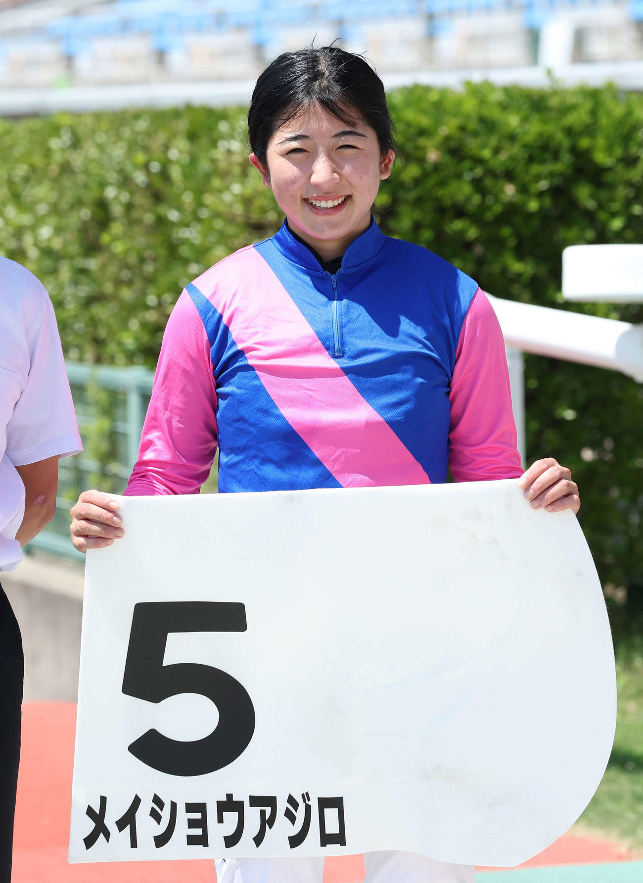 新潟2R、3歳未勝利戦をメイショウアジロで制した今村騎手（撮影・丹羽敏通）
