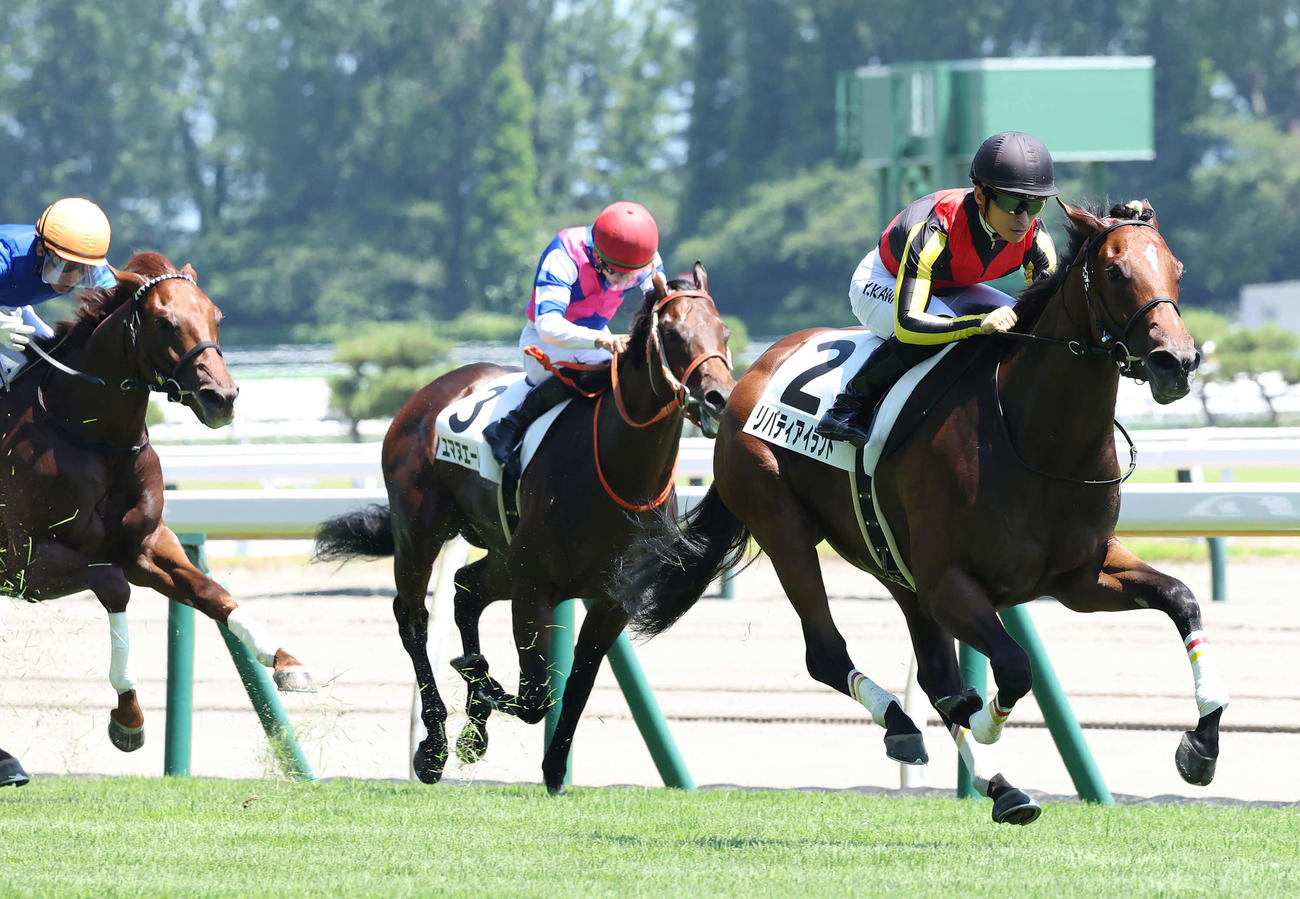 新潟5R、デビュー戦を制したリバティアイランドと川田将雅騎手（右）（撮影・丹羽敏通）