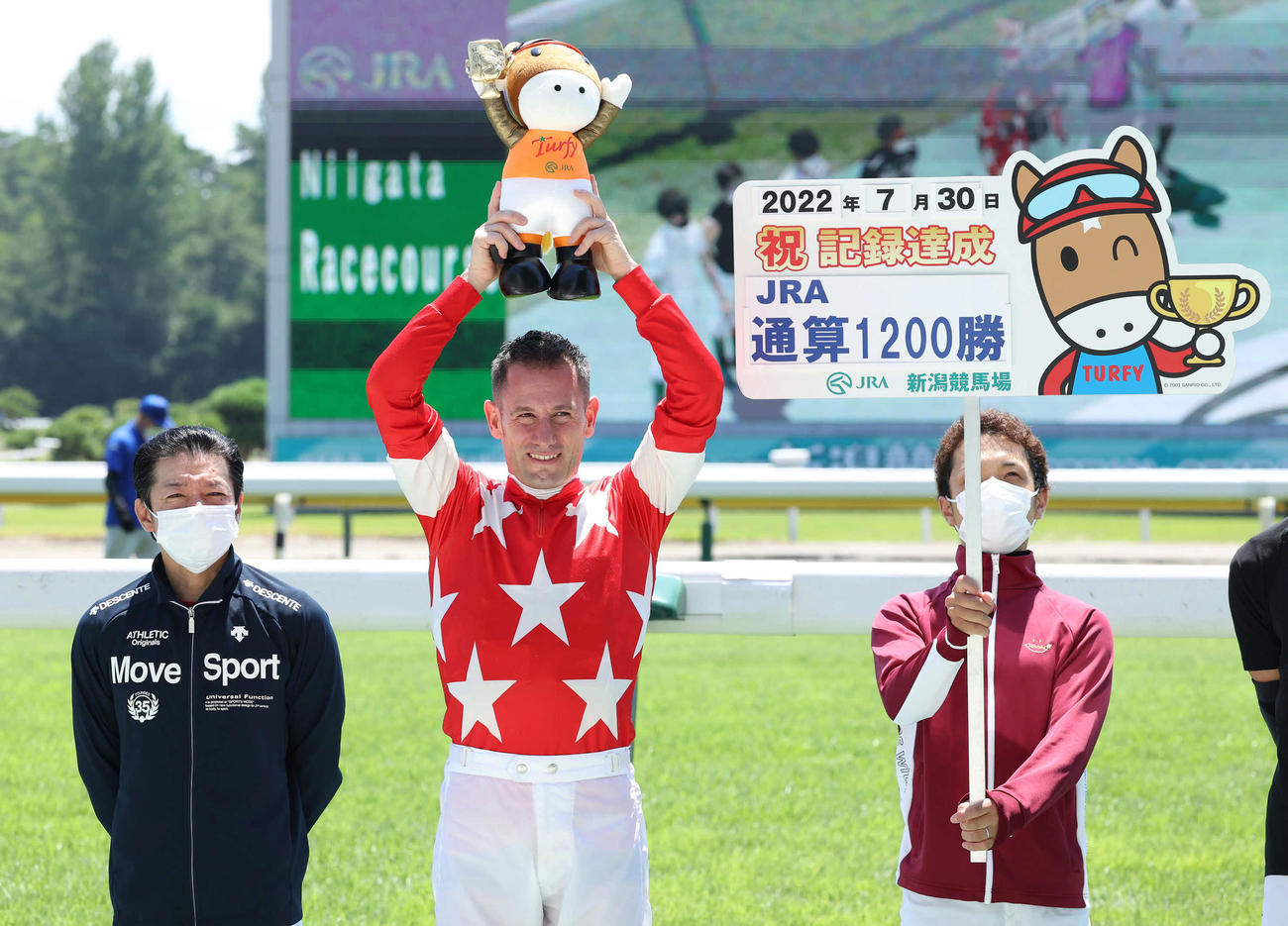 JRA通算1200勝を達成したM・デムーロ騎手（中央）（撮影・丹羽敏通）