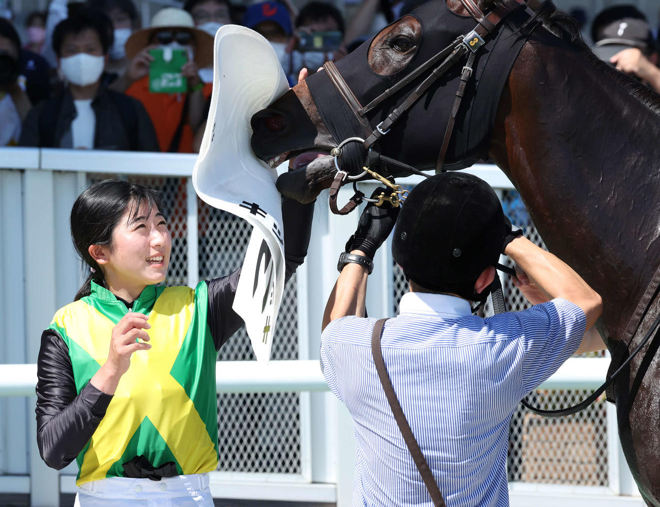 新潟8R　キッショウで制して23勝目を挙げた今村騎手（撮影・丹羽敏通）