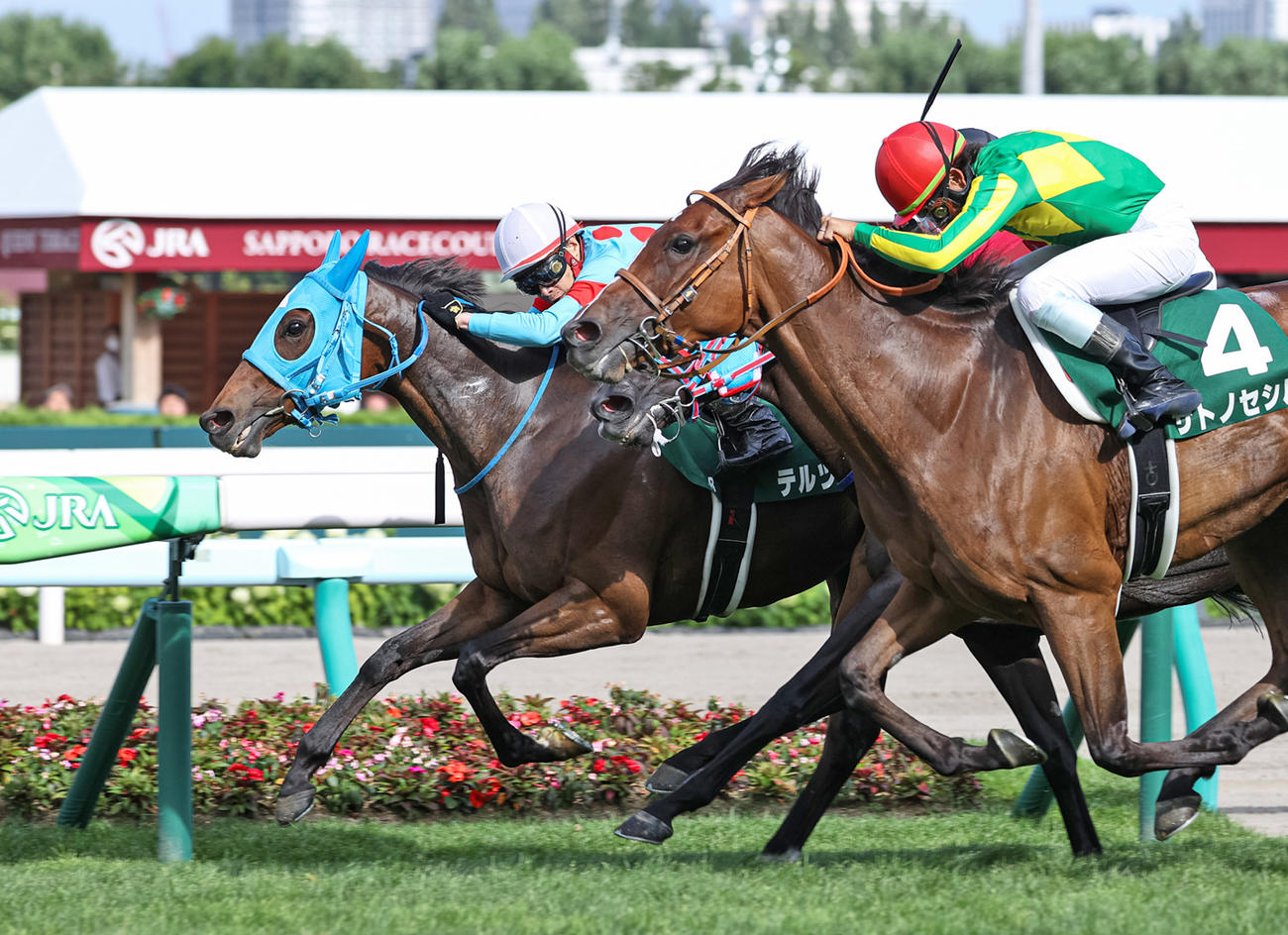 直線内から差し切りクイーンSを連覇したテルツェット（左）（撮影・村野早祐）