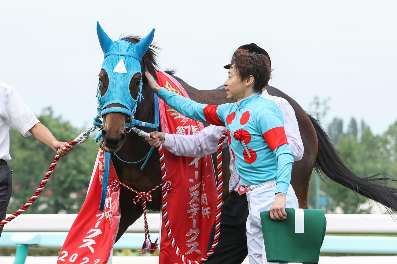 テルツェットの顔をなでてねぎらう池添騎手（撮影・村野早祐）