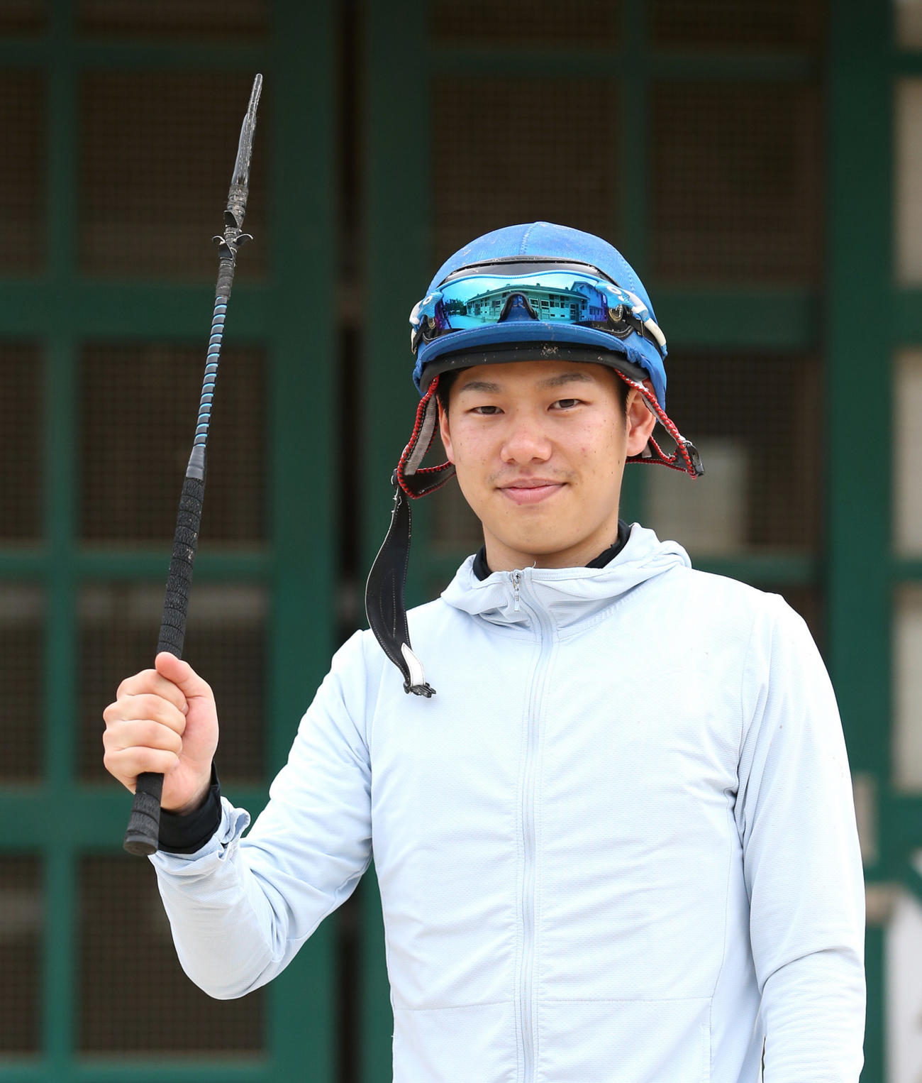 ムチをかざしてガッツポーズをする水口優也騎手（18年撮影）