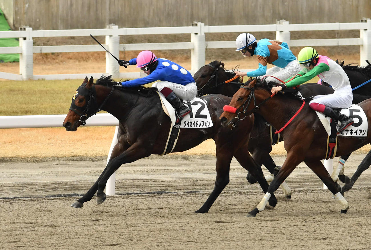 22年1月16日の小倉7Rで1着のタイセイドレフォン（左）と鮫島克駿騎手