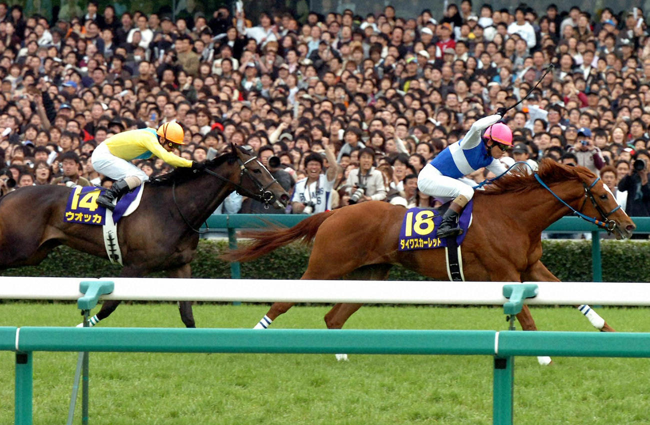 07年桜花賞でダイワスカーレット（右）に敗れたウオッカ
