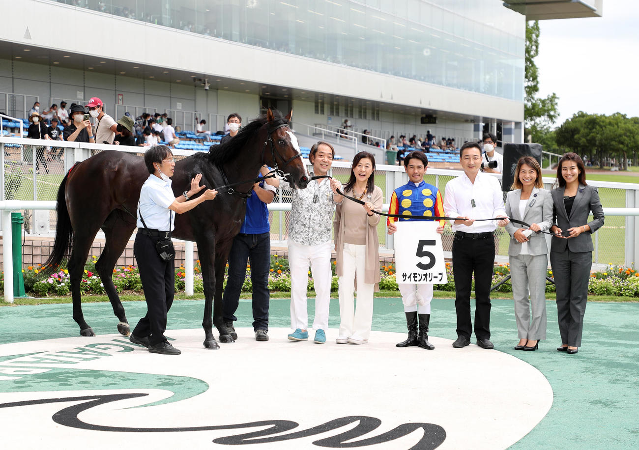 2歳未勝利を制し口取り式を行うサイモンオリーブと関係者（撮影・鈴木正人）