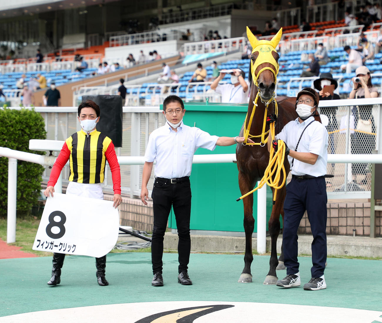 2歳未勝利を制し口取り式に臨むフィンガークリックと川田将雅騎手（撮影・鈴木正人）