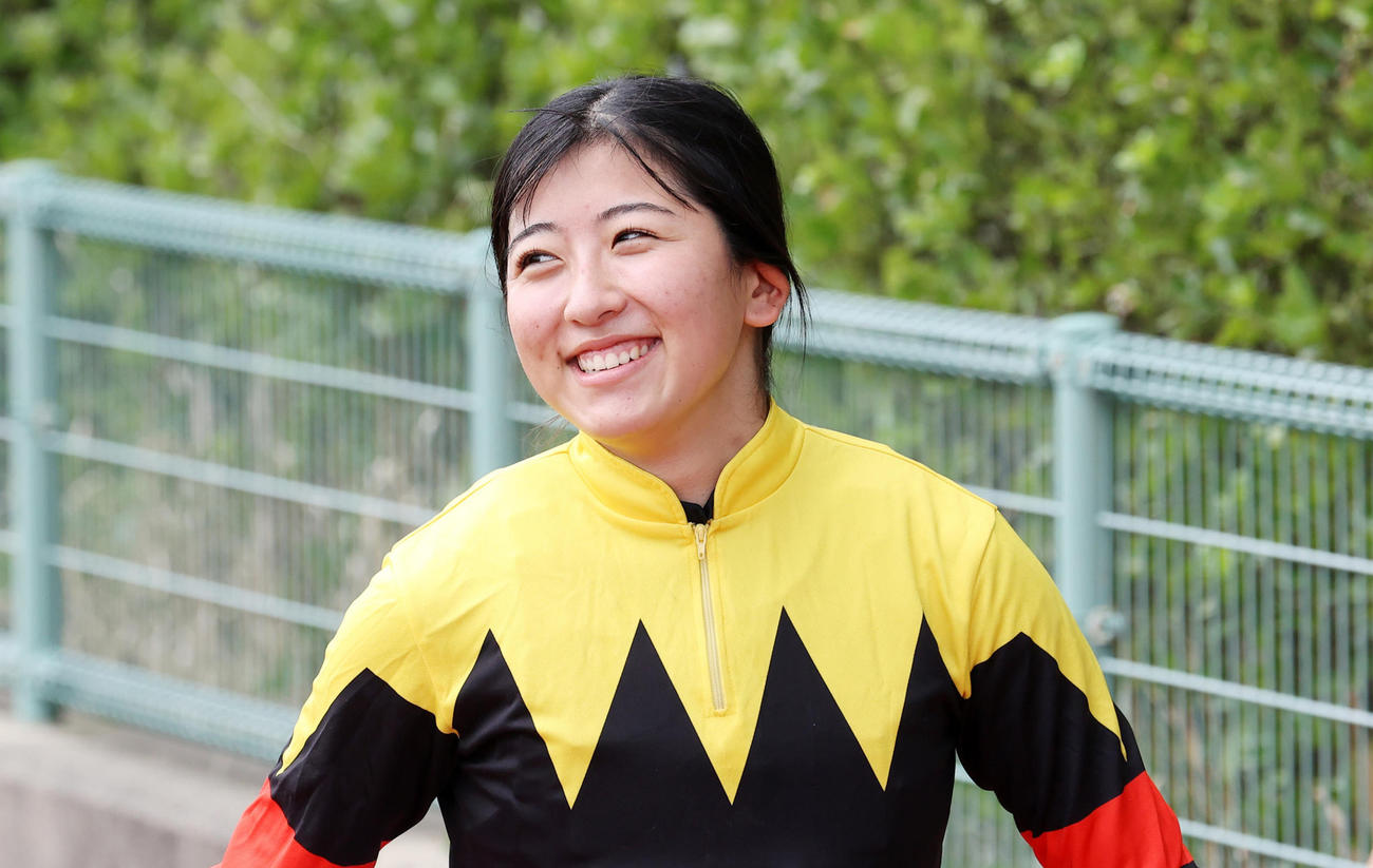 新潟5R、メイクデビュー新潟を制し笑顔を見せる今村聖奈騎手（撮影・鈴木正人）