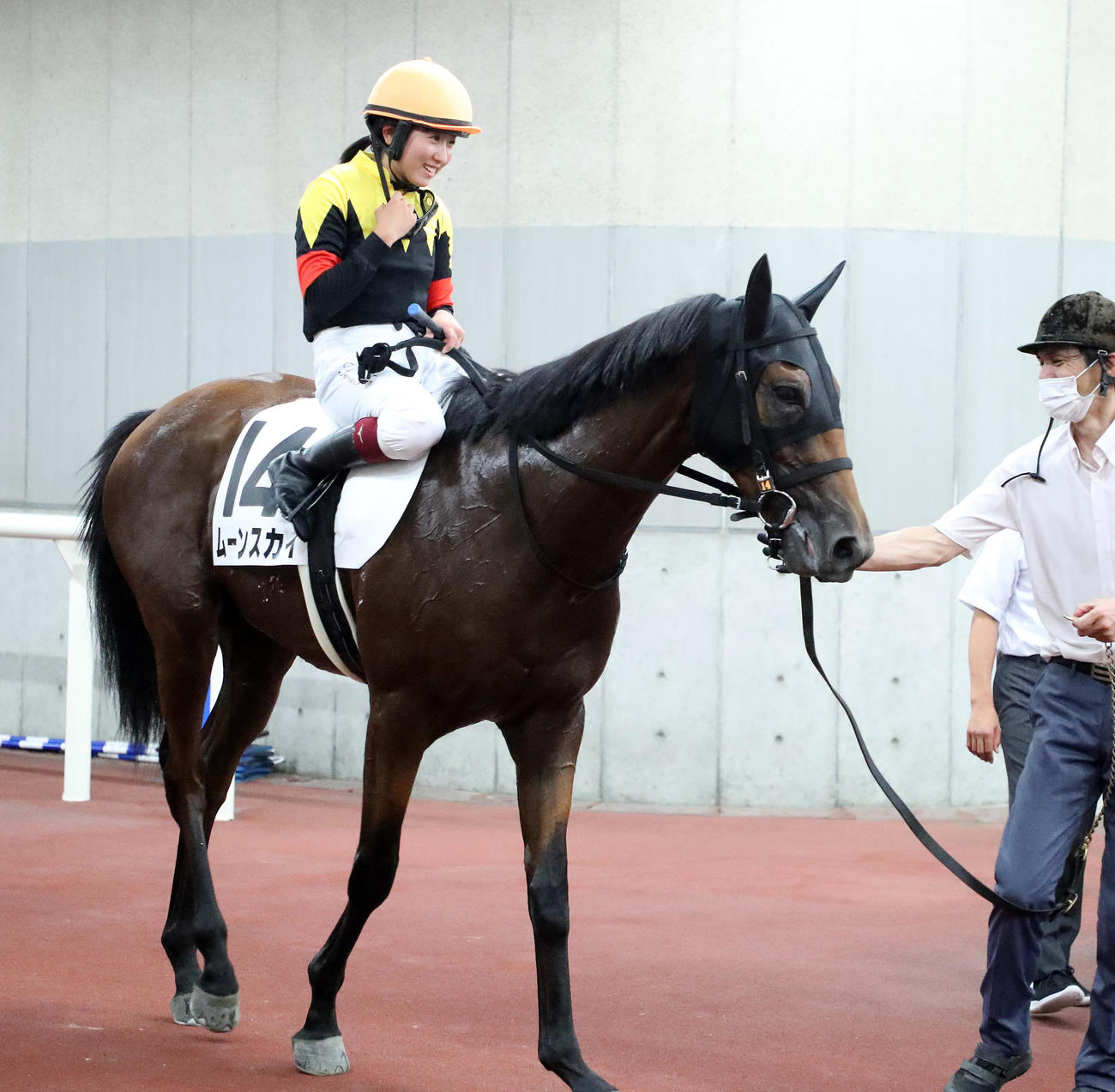 新潟5R、メイクデビュー新潟を制したムーンスカイと笑顔を見せる今村聖奈騎手（撮影・鈴木正人）