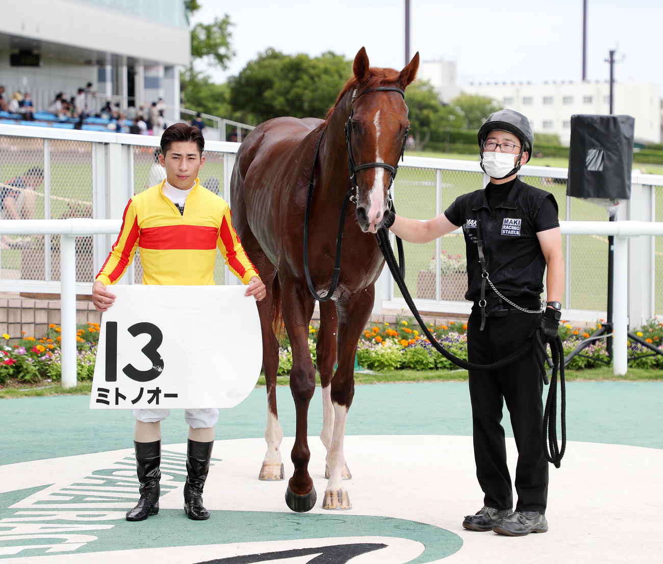 新潟6R新馬戦を制したミトノオーと木幡巧也騎手（撮影・鈴木正人）