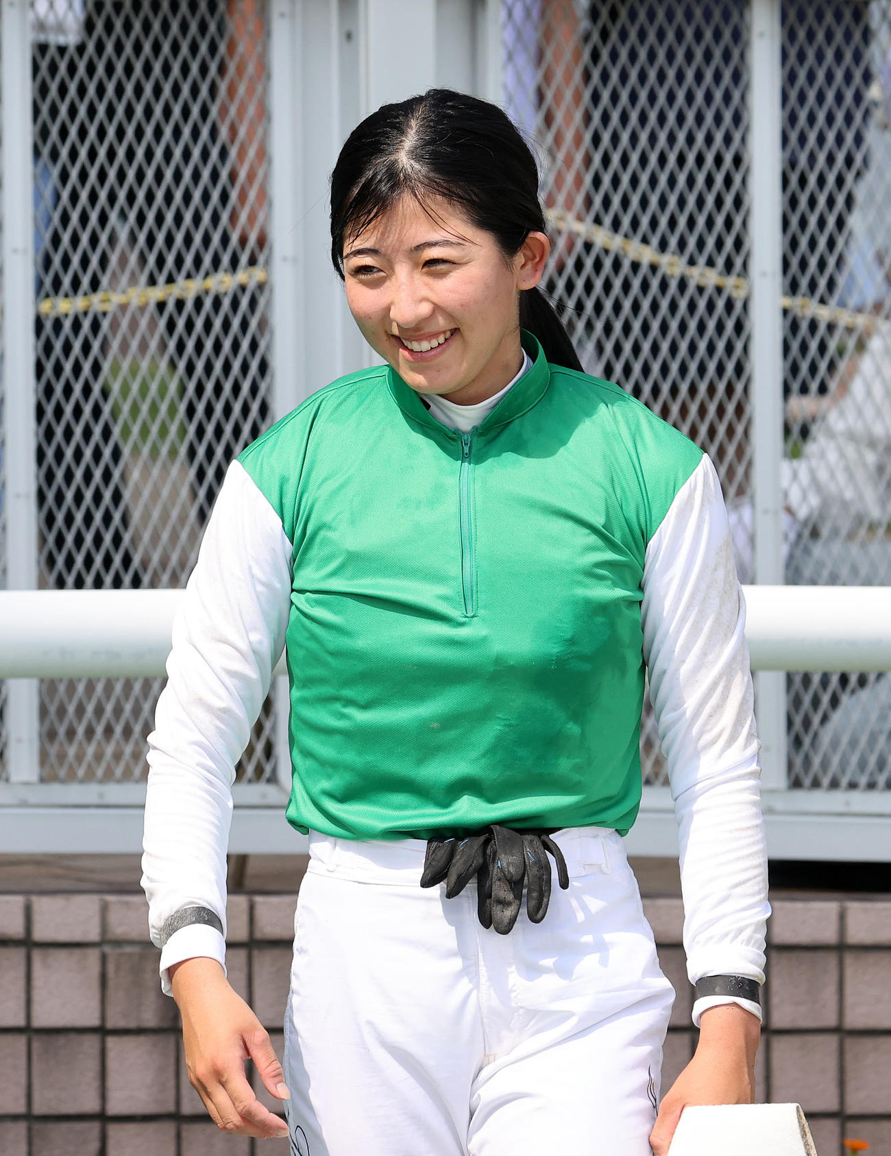 新潟8R、1勝クラスを制し笑顔を見せる今村聖奈騎手（撮影・鈴木正人）