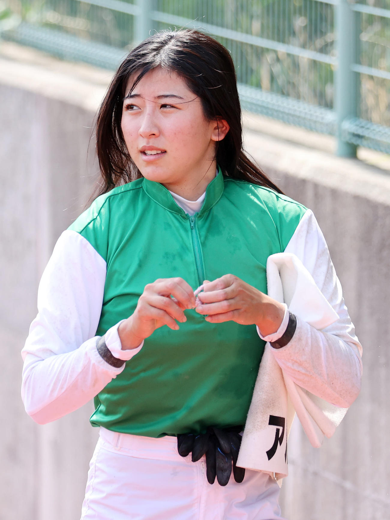 新潟8R、1勝クラスを制し笑顔を見せる今村聖奈騎手（撮影・鈴木正人）