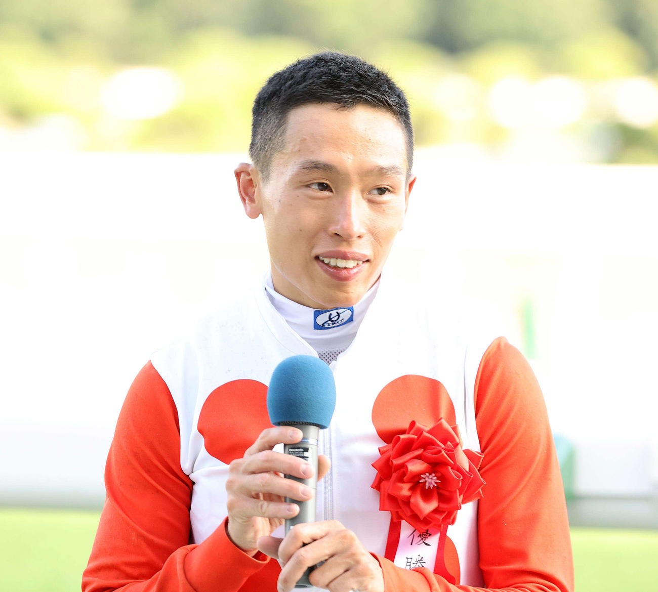 カフジオクタゴンでレパードSを制しインタビューを受けるC・ホー騎手（撮影・鈴木正人）