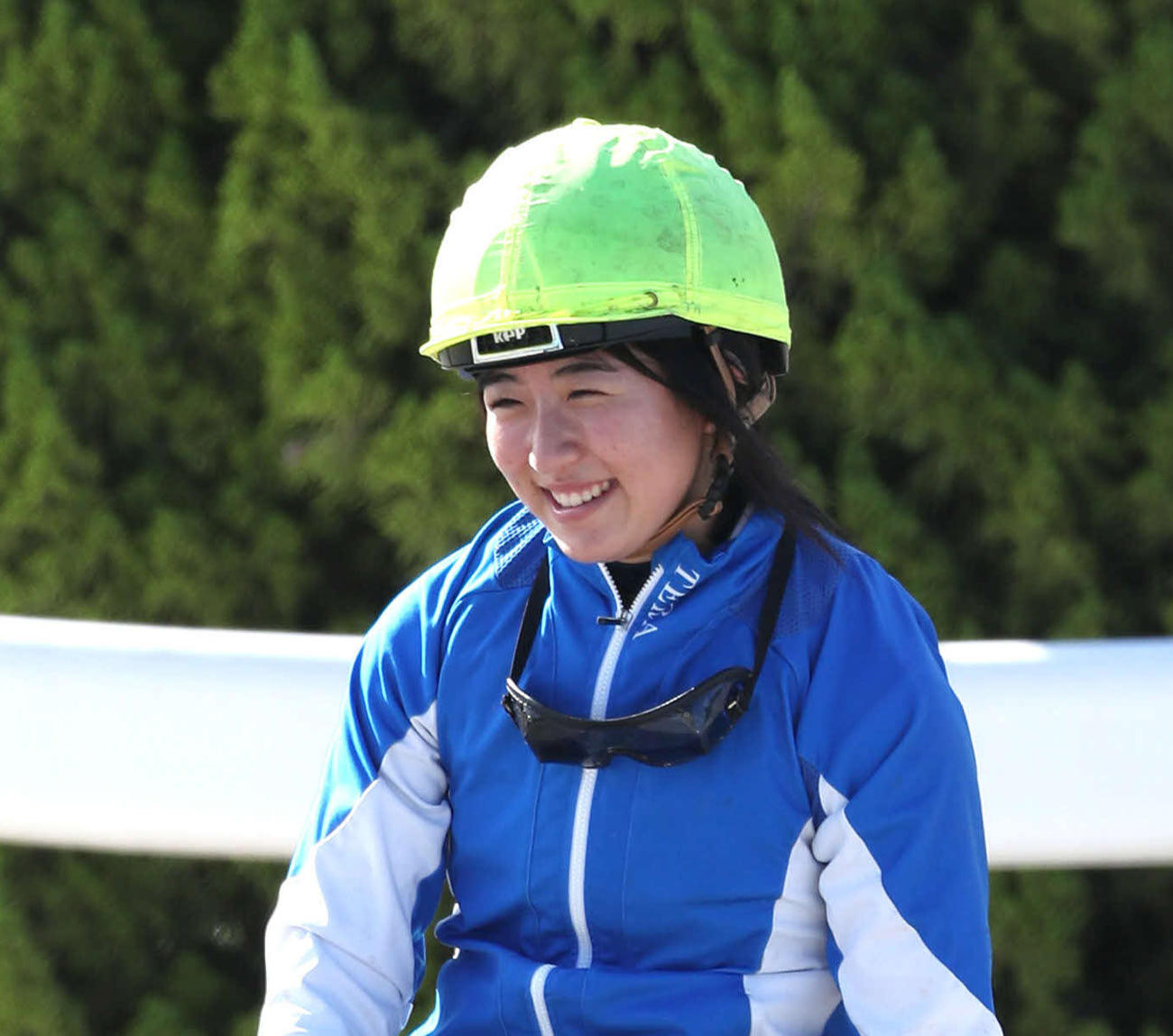 笑顔で調教から引き揚げる今村騎手（撮影・白石智彦）