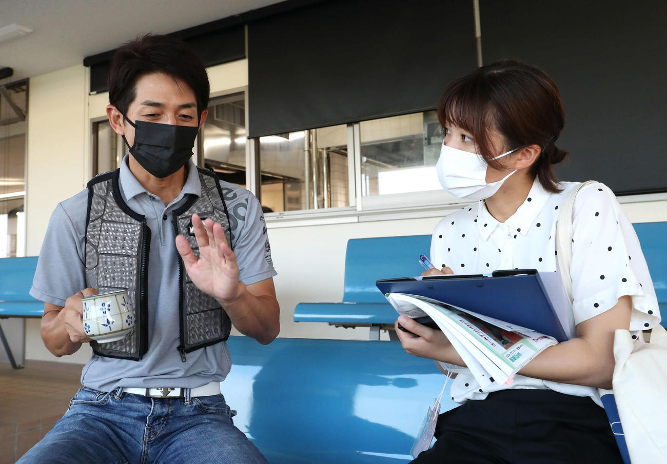 幸騎手（左）にホッコータルマエの話を聞く下村記者（撮影・白石智彦）