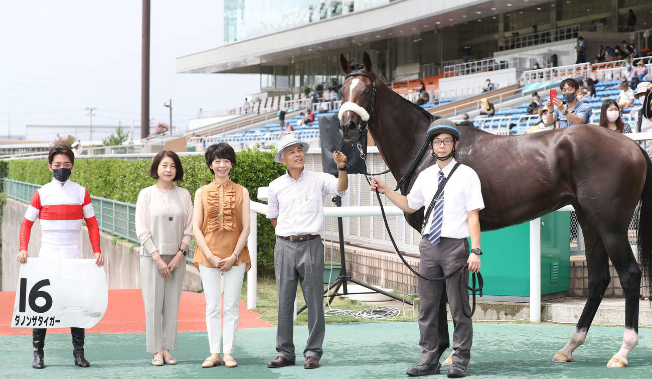新潟2R・2歳未勝利を制したダノンザタイガーの口取りをする川田将雅騎手（左端）と国枝栄師（左から4人目）（撮影・丹羽敏通）