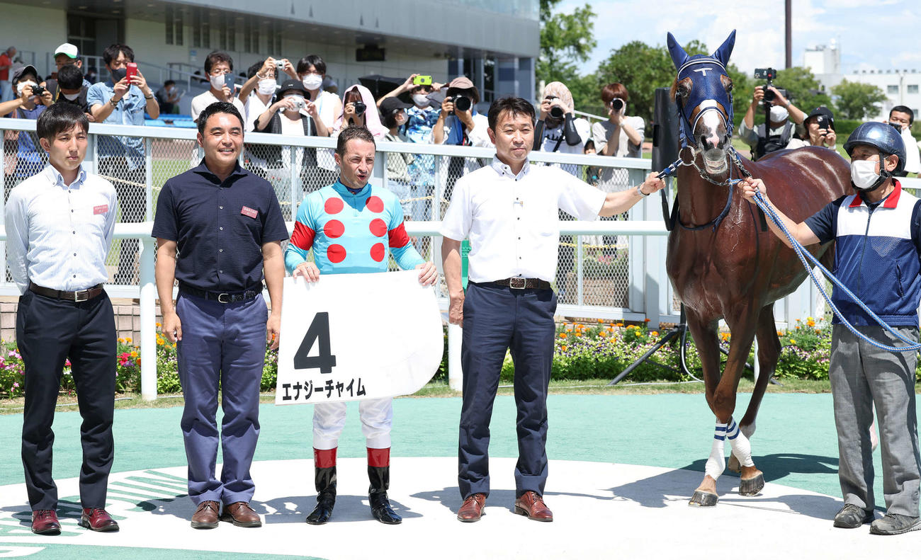 新潟5R、デビュー戦を制したエナジーチャイムの口取りをするルメール騎手（左から3人目）と手塚貴久師（同4人目）（撮影・丹羽敏通）