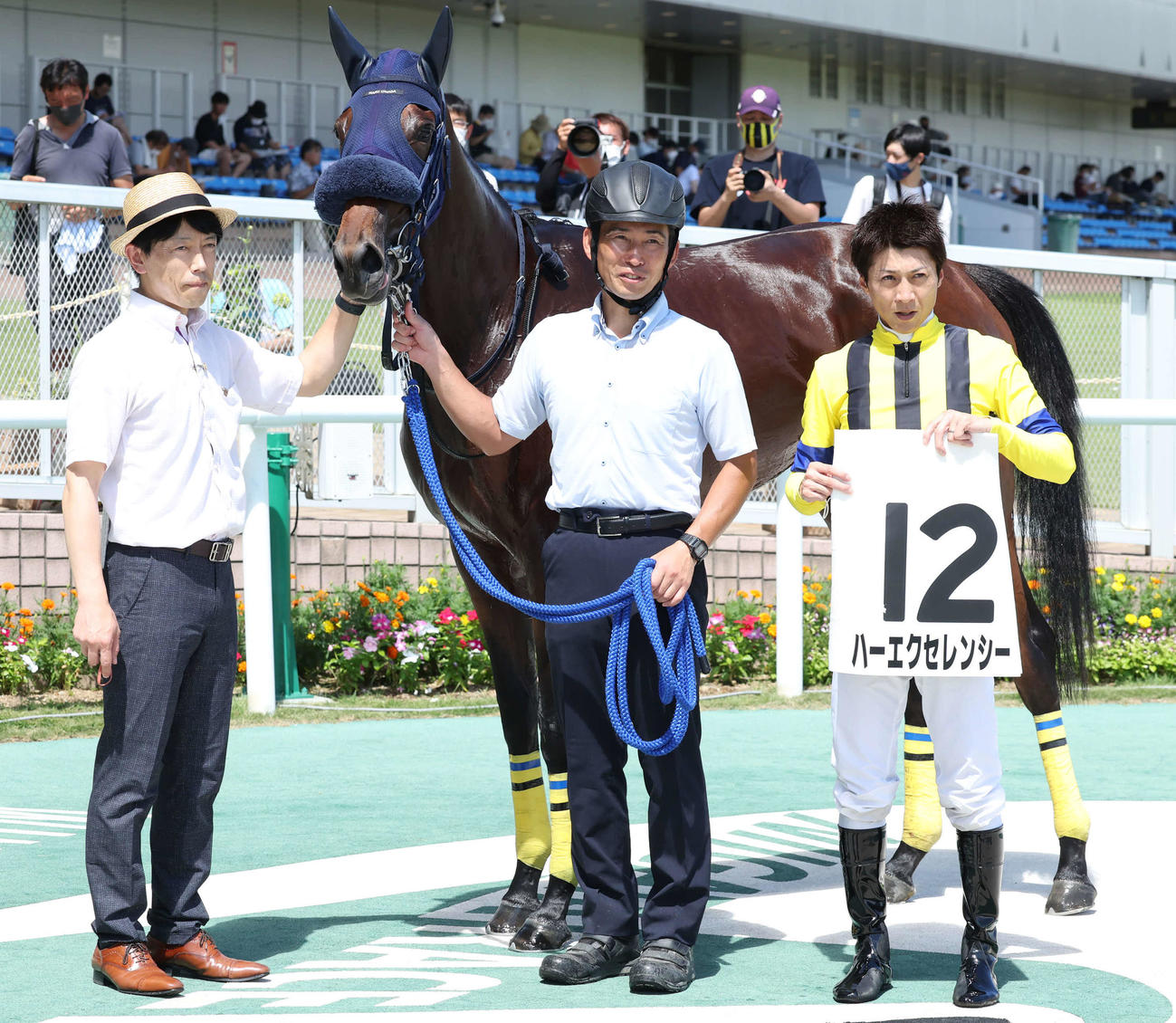 新潟6R、デビュー戦を制したハーエクセレンシーの口取りをする大和田成師（左）と石橋脩騎手（右）（撮影・丹羽敏通）