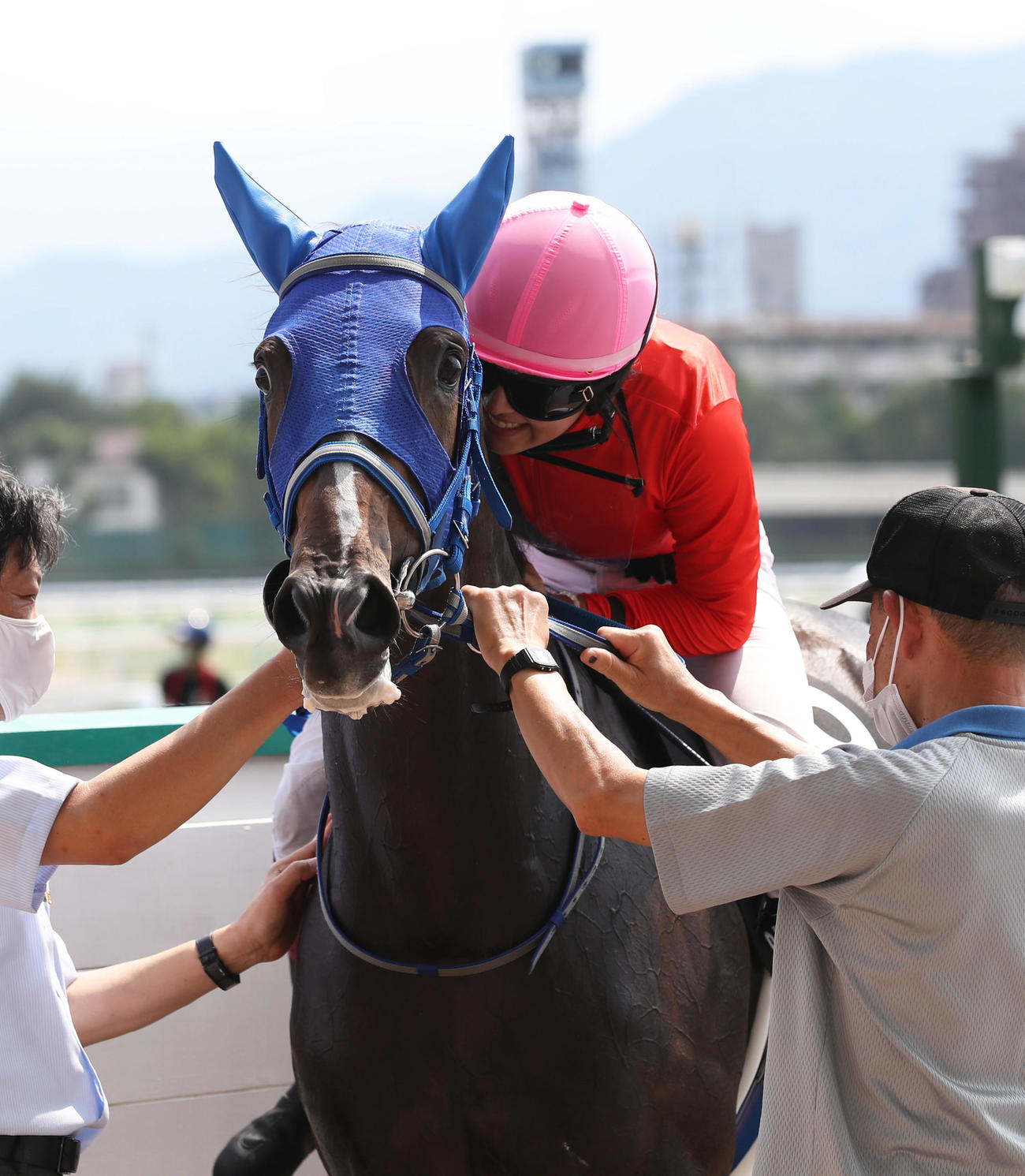 フェニックス賞を制したミカッテヨンデイイをねぎらう今村聖奈騎手（撮影・屋方直哉）