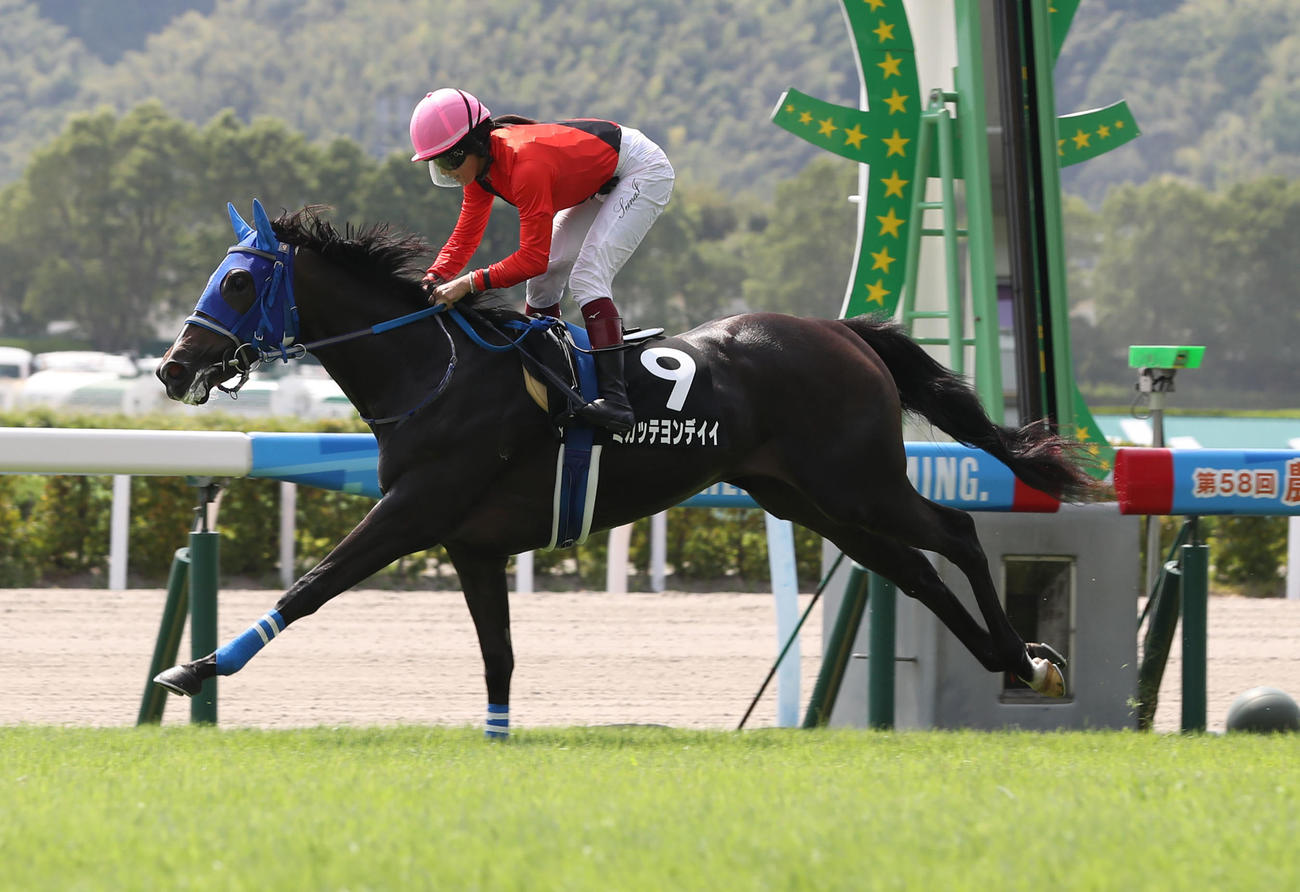 小倉9Rフェニックス賞で1着のミカッテヨンデイイと今村聖奈騎手（撮影・屋方直哉）