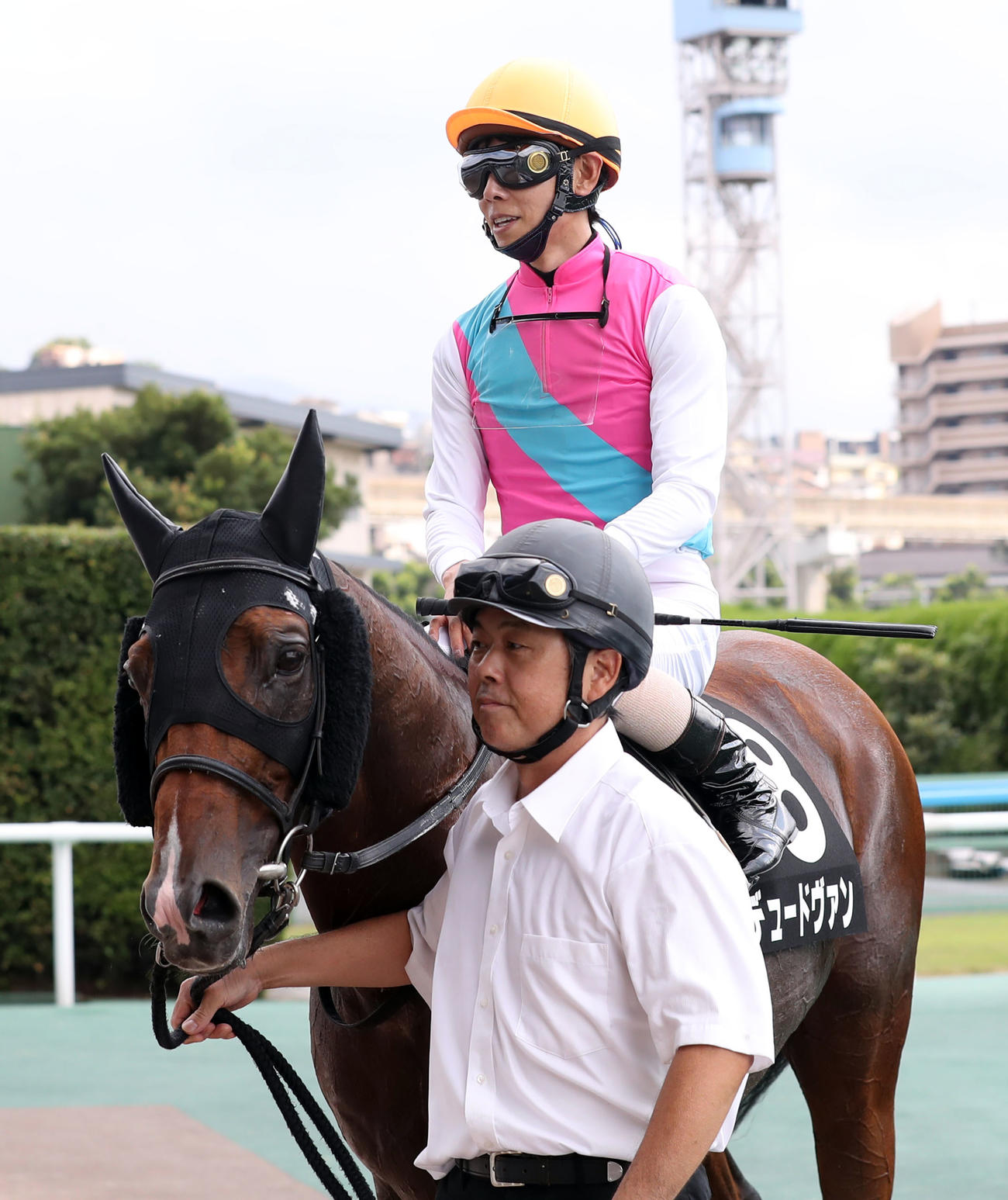 小倉11R　阿蘇S1着のデュードヴァンと北村友一騎手（撮影・屋方直哉）