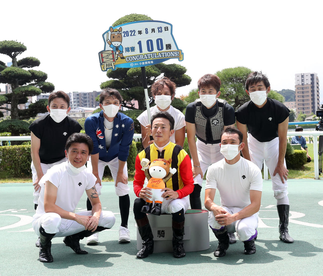 JRA障害通算100勝を達成し、騎手仲間と記念撮影をする石神騎手（前列中央）（撮影・屋方直哉）