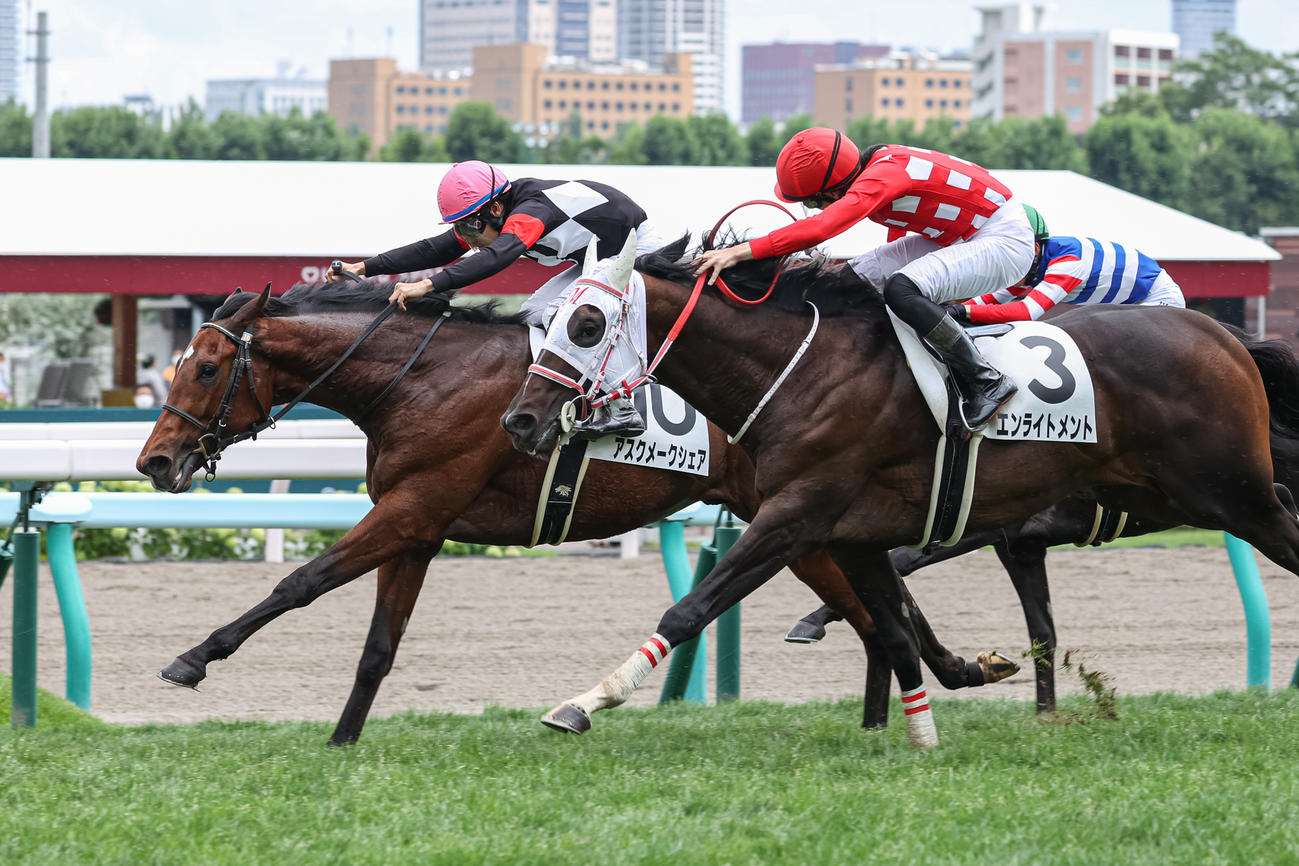 デビュー戦を制したアスクメークシェア（左）（撮影・村野早祐）