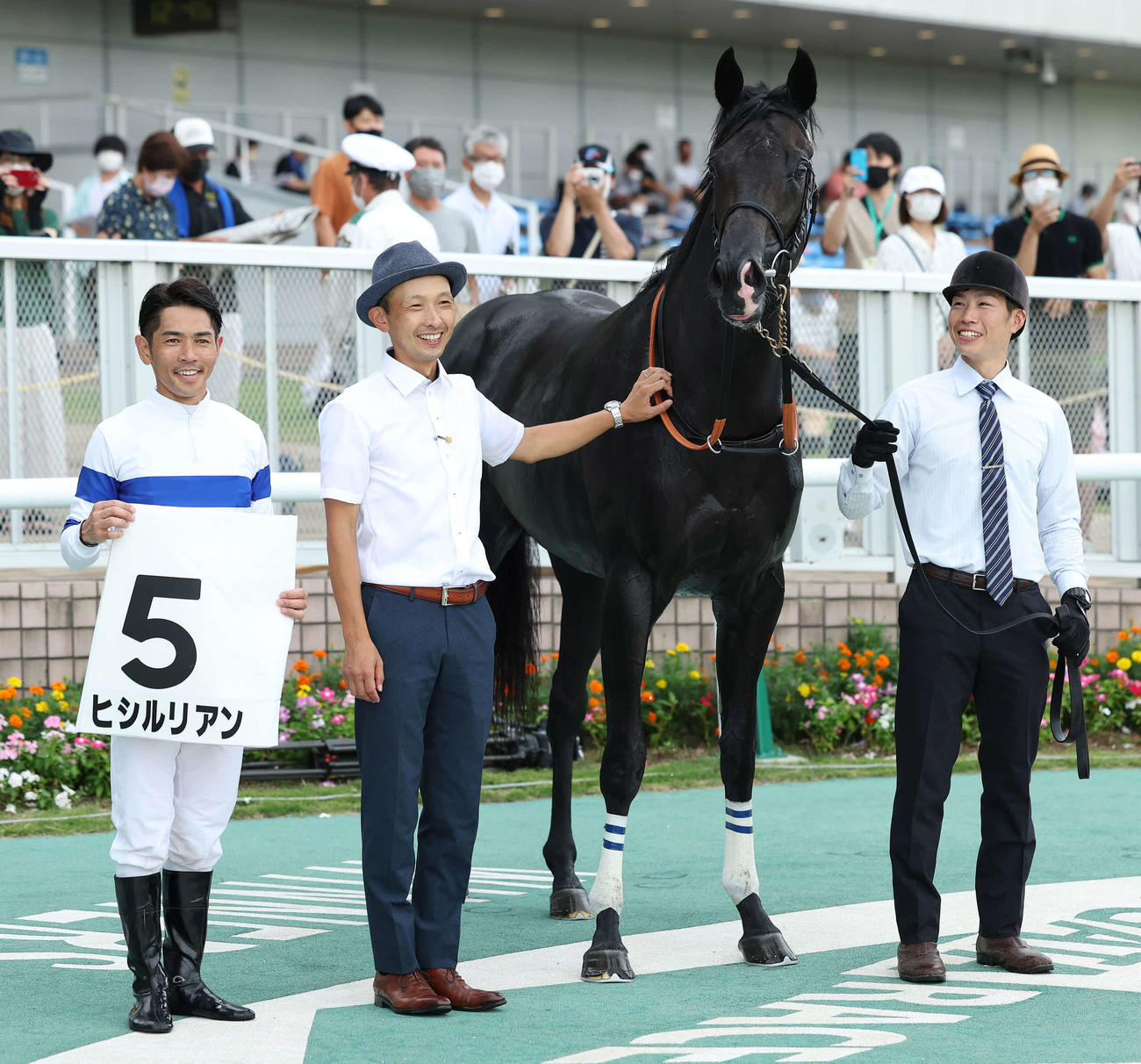 新潟5R、デビュー戦に勝利したヒシルリアンの口取りをする戸崎圭太騎手（左）と宮田敬介師（中央）