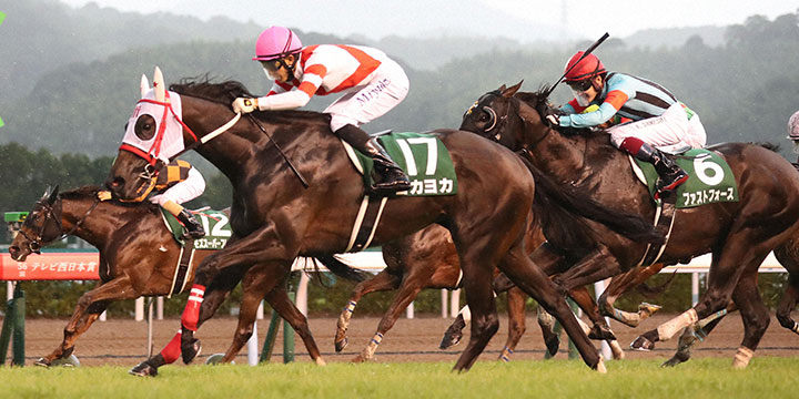 ヨカヨカが直線での追い比べを制し、熊本産馬として初のJRA重賞制覇を飾った（2021年、小倉競馬場）