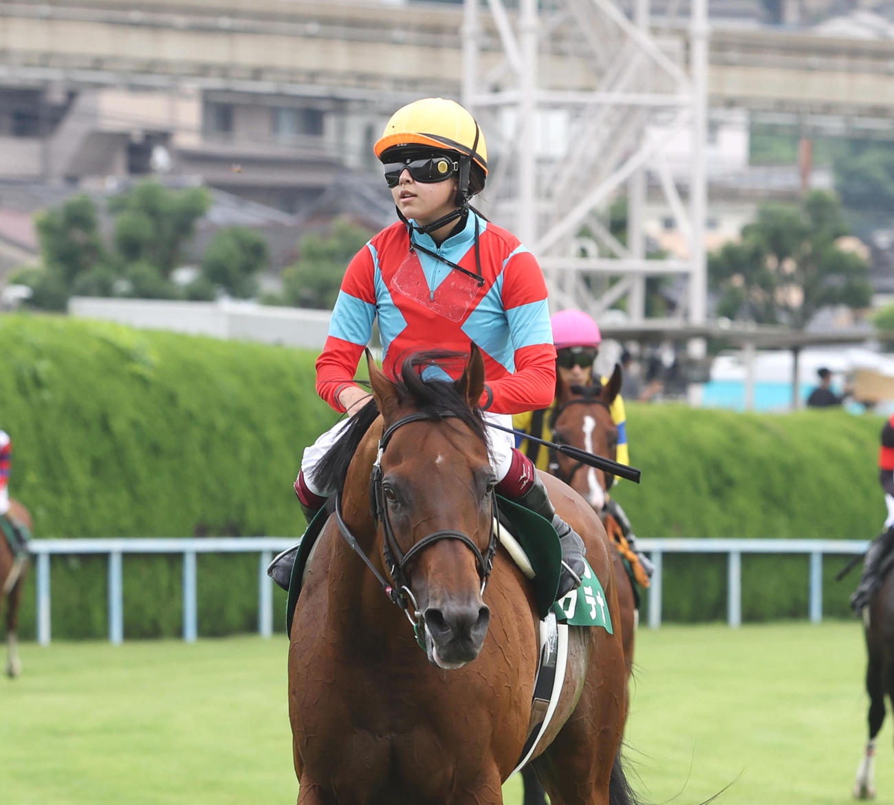 カデナと今村聖奈騎手（2022年7月撮影）