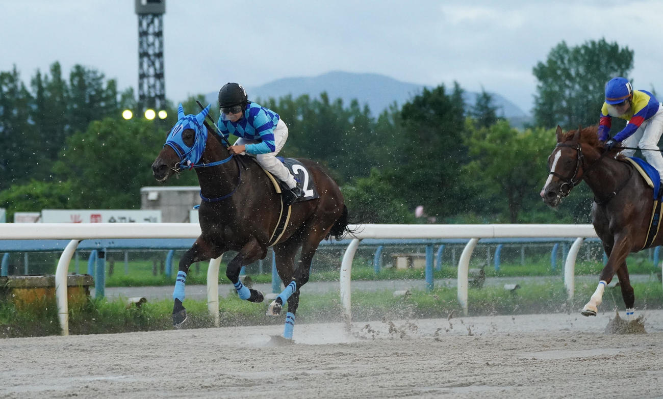 金沢9R能登巌門賞　3着に終わった今村聖奈騎乗の2番イーストリバー（左）（撮影・森本幸一）
