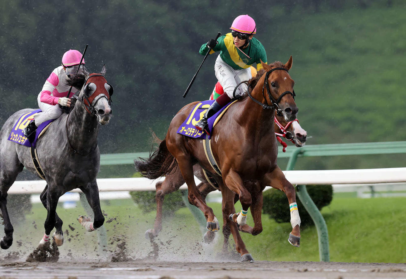 盛岡9RクラスターCを制したオーロラテソーロと鮫島克駿騎手（提供・岩手県競馬組合）