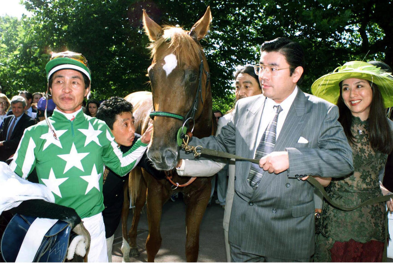98年8月、ジャックルマロワ賞で優勝したタイキシャトルと岡部幸雄騎手。右は馬主の赤沢芳樹氏