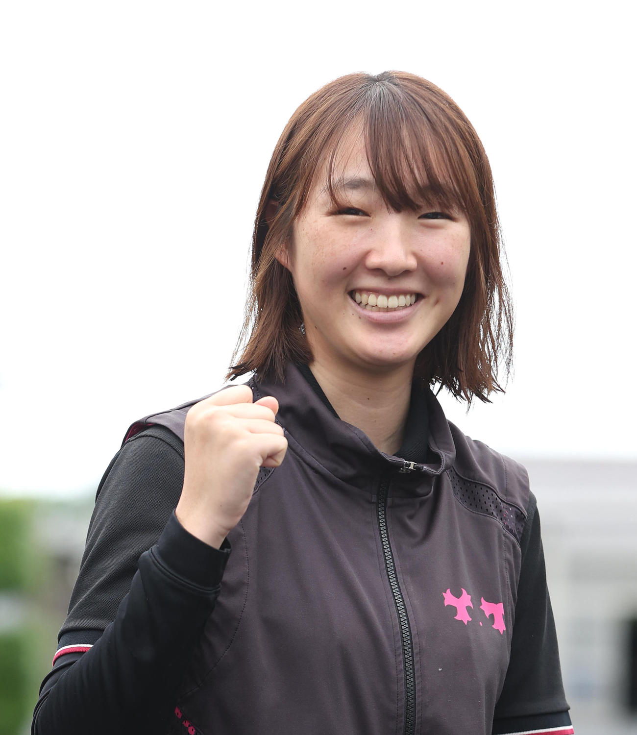 笑顔でガッツポーズする永島騎手（撮影・白石智彦）