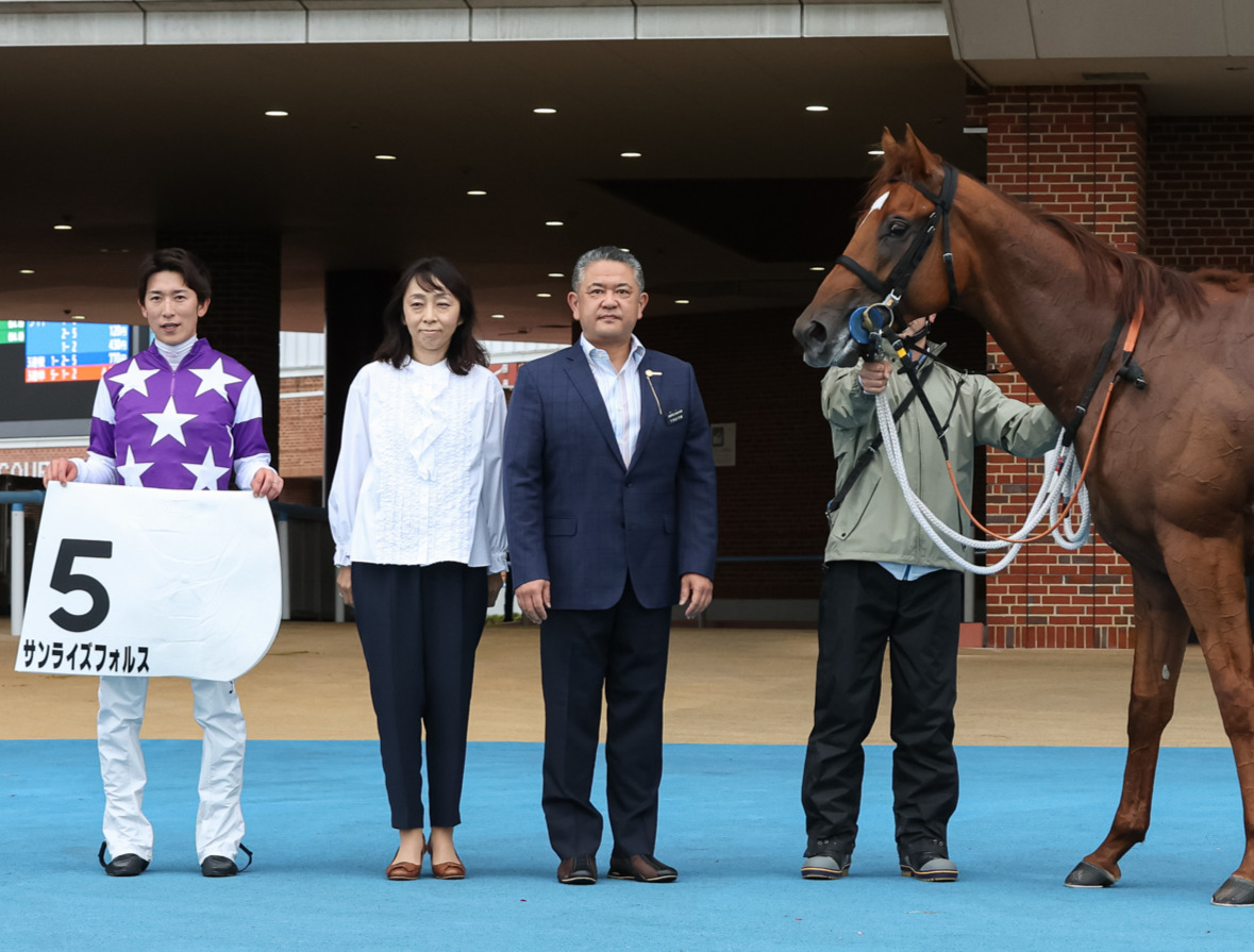 22年7月16日、2歳未勝利を勝ち上がったサンライズフォルスと丸山元気騎手（左端）