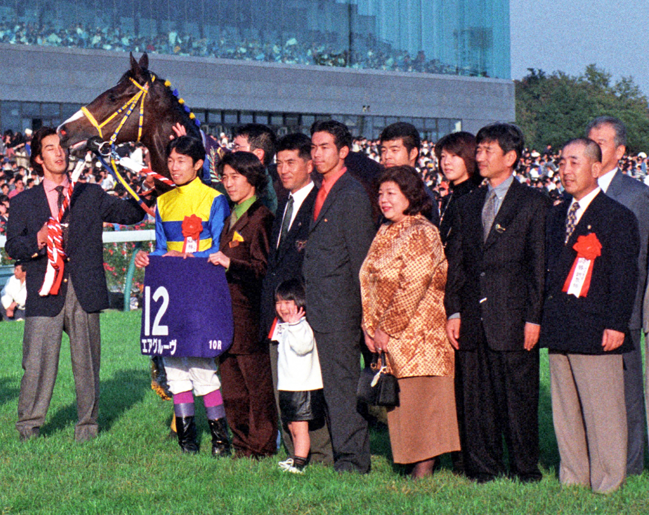 97年天皇賞・秋を制したエアグルーヴと武豊騎手。右端は伊藤雄二調教師