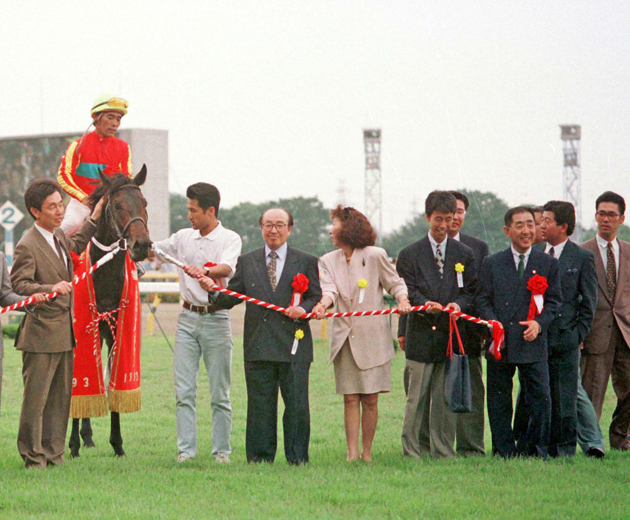 93年日本ダービーを制したウイニングチケットと柴田政人騎手。右から3人目は伊藤雄二調教師