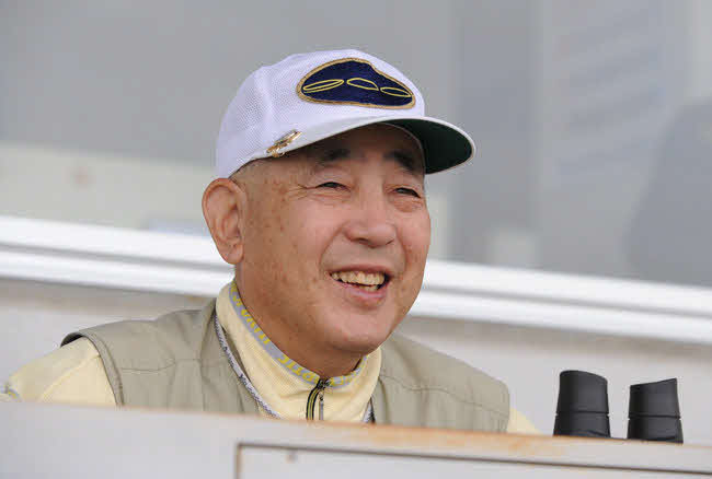 09年、笑顔で調教を見守る伊藤雄二さん